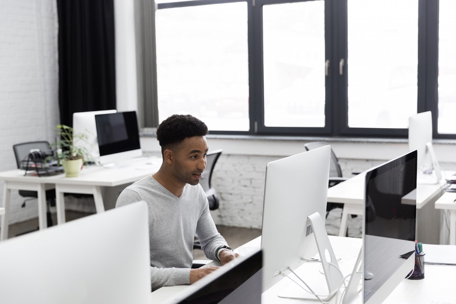 Image illustrant un bureau bien équipé avec des accessoires modernes