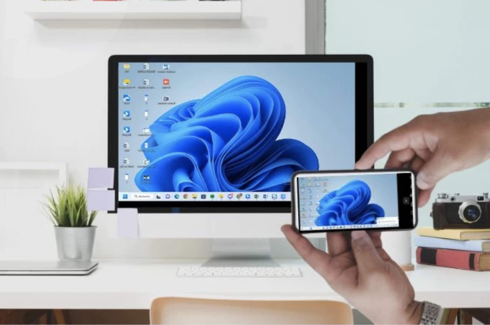 Image illustrant un smartphone connecté à un clavier et un moniteur, agissant comme un bureau
