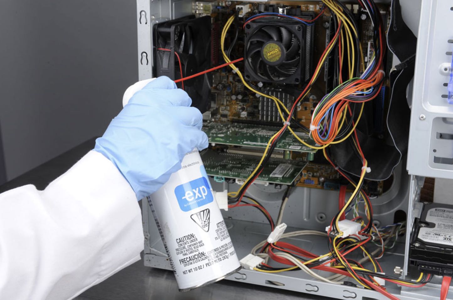 Utilisation d'une bombe à air comprimé pour nettoyer la poussière d'un PC